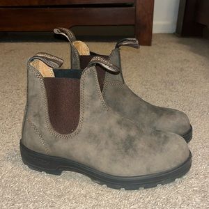 Blundstones women’s 7 US/4 AUS